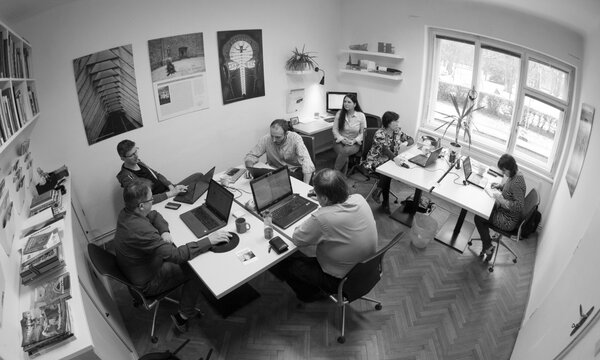 Na fotografii jsou lidé pracující u počítačů v místnosti. | © Tom Droppa