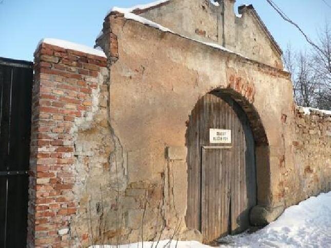 Historická brána do zahrady lesního úřadu chotěšovského kláštera | Foto: Občanské sdružení Klášter Chotěšov - Lesovna | Licence: Všechna práva vyhrazena