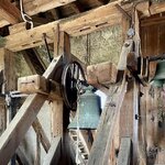 Zvonová stolice se stávajícími zvony – sv. Václavem z roku 1946 a bezejmenným umíráčkem z roku 1950 | Foto: Tomáš Koňařík | Licence: Všechna práva vyhrazena