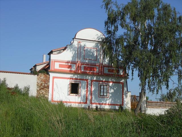 Štít jižního křídla statku v roce 2014 | Foto: Barokní dvůr BOROTÍN, z. s. | Licence: Všechna práva vyhrazena