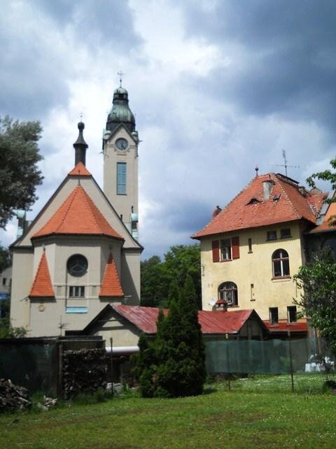 Kostel Povýšení sv. Kříže a fara| Foto: Farní obec Starokatolické církve v Jablonci| Licence: Všechna práva vyhrazena