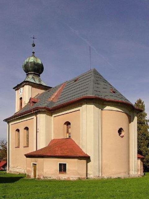 Kostel svatých Filipa a Jakuba v Roztokách u Jilemnice | Foto: Hovorka – Wikimedia Commons | Licence: CC-BY-SA 4.0