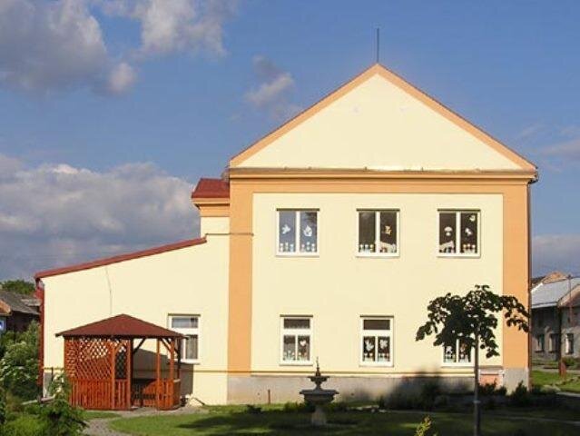 Základní škola v  Martinicích | Foto: Radek Vanhara – Wikimedia Commons | Licence: CC-BY-SA 3.0