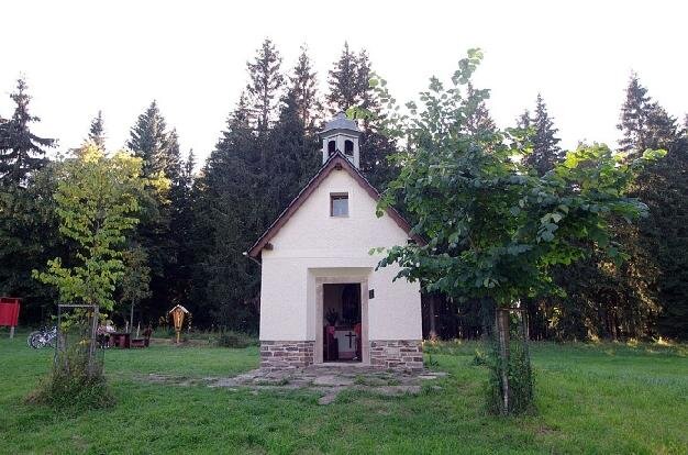 Kaple sv. Jana Nepomuckého na Mílově | Foto: Lubor Ferenc – Wikimedia Commons | Licence: CC-BY-SA 4.0