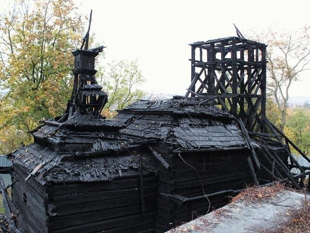 Chrám sv. archanděla Michaela v Praze po ničivém požáru 28. října 2020 | Foto: Matěj Dědek Baťha – Wikimedia Commons  | Licence: CC-BY-SA 4.0