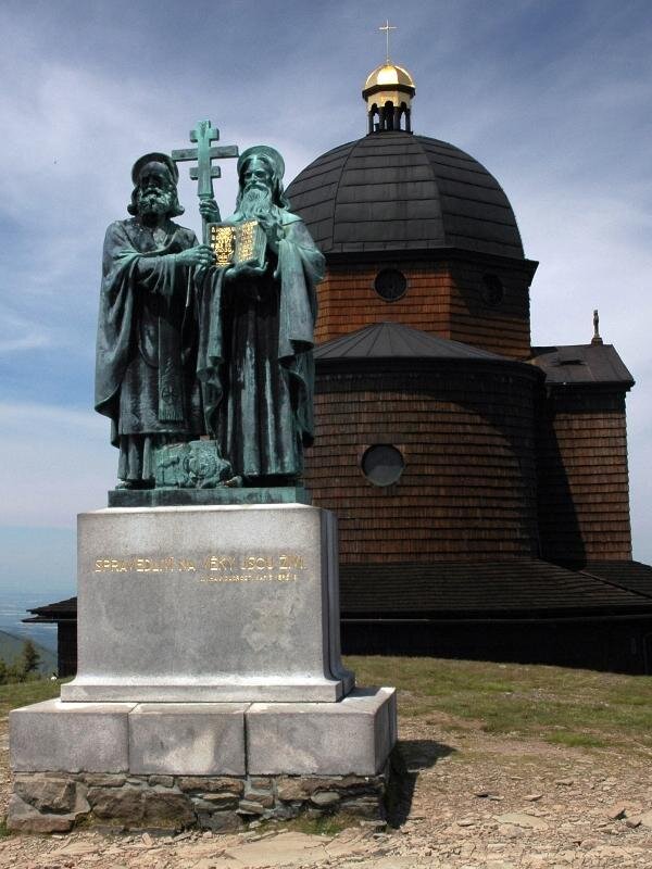 Kaple a sousoší sv. Cyrila a Metoděje na Radhošti  | Foto: Zdenek Svoboda - Wikimedia Commons | Licence: Uveďte autora 3.0 Česko