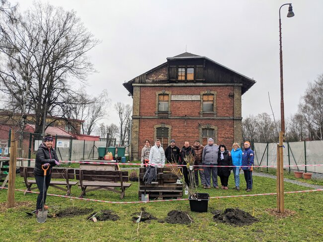Práce v okolí historické budovy | © Michaela Strzelecka