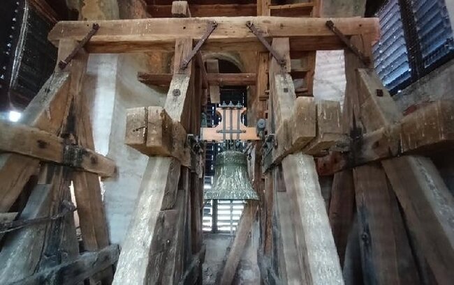 Osamocený zvon před vyhlášením sbírky | © Václav Mašek