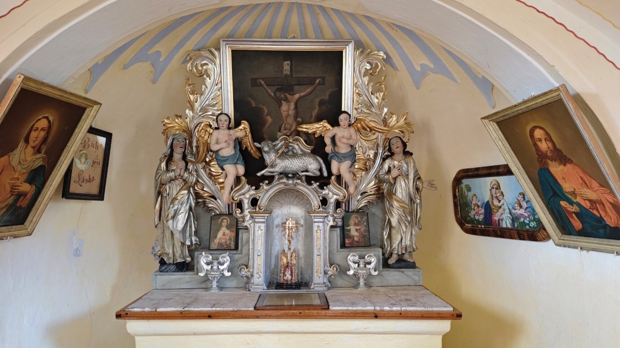 Interiér kaple Povýšení sv. Kříže v Rovné | © Obec Rovná