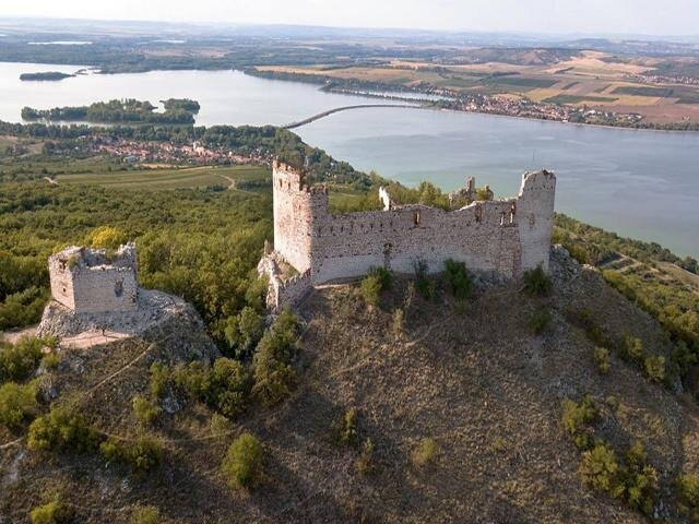 Letecký pohled na zříceninu hradu Děvičky | Foto: Památky Pálavy, z. s.|  Všechna práva vyhrazena