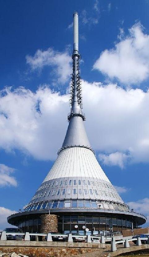  Hotel a vysílač Ještěd | Foto: Stanislav Dusík – Wikimedia Commons | Licence: CC-BY-SA 4.0
