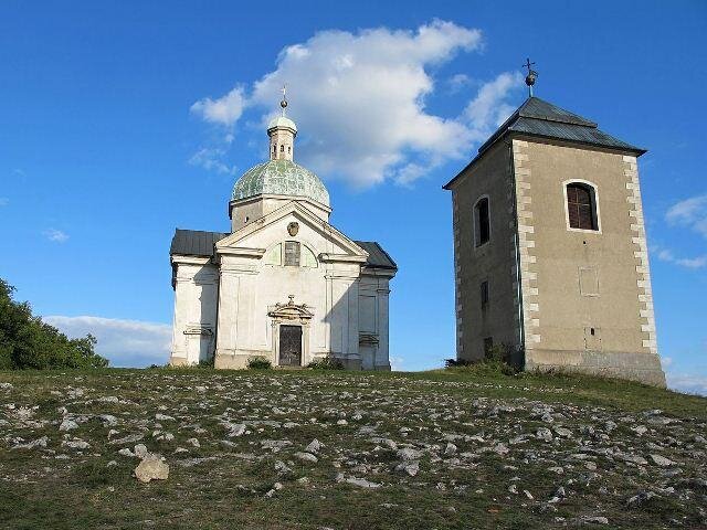 Kaple sv. Šebestiána a zvonice na Svatém kopečku| Foto: Huhulenik - Wikimedia Commons | Licence: Uveďte autora 3.0 Česko