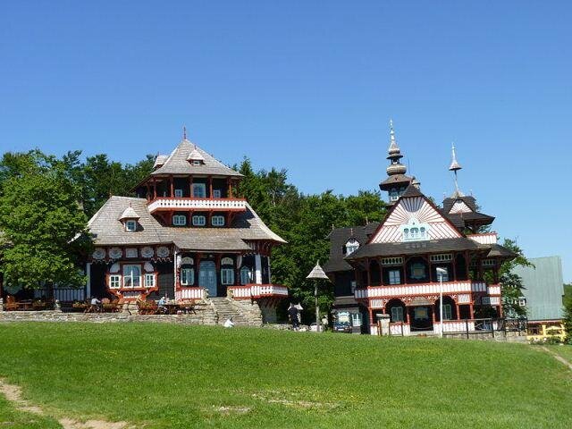 Pustevny, Libušín před požárem (vlevo) | Foto: Michal Klajban – Wikimedia Commons | Licence: CC-BY-SA 3.0