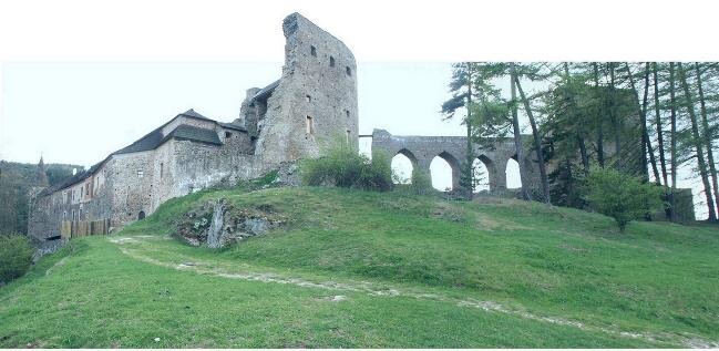 Velhartice, hrad, pohled od severovýchodu; v popředí trasa nejstaršího vstupu | Foto Ing. Jan Anderle | Licence: Všechna práva vyhrazena 