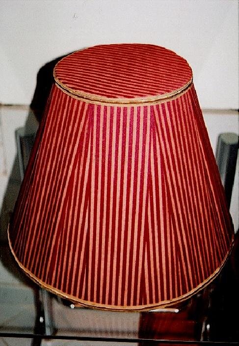 Dekoatelier Praha, stolní lampa, novodobá, konstrukce svařovaná natvrdo, podklad bílá syntetika, vlastní dodaná dekorační textilie, porta okrová  | Reneé Turková | Všechna práva vyhrazena