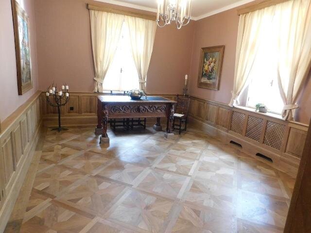 Karlštejn, obřadní síň radnice – instalace masivní dubové kazetové  podlahy včetně obložení zdí, krytu radiátoru a vestavěné knihovny. | QC FLOORS s.r.o. | Všechna práva vyhrazena