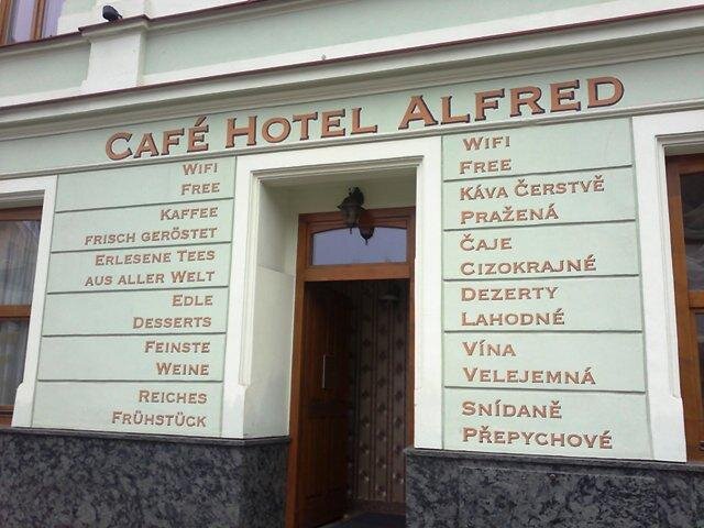 Ručně malované nápisy - Kavárna Hotelu Alfréd | Foto: Vít Kalus - písmomalířství | Licence: Všechna práva vyhrazena
