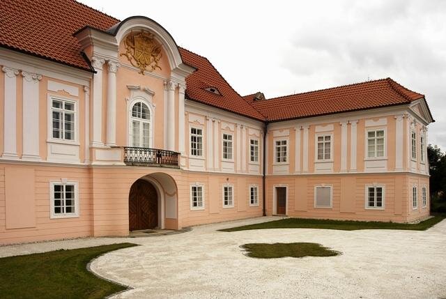 Zámek Hrádek u Sušice | HASIT Šumavské vápenice a omítkárny, s.r.o. | Všechna práva vyhrazena