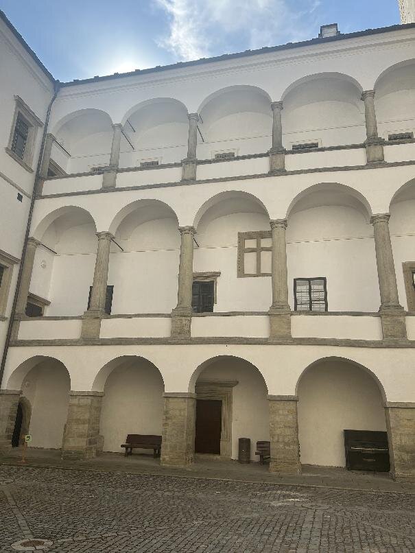 Pardubice, zámek – obnovená fasáda s arkádou na vnitřním zámeckém nádvoří | Foto: Archiv SPOLEČNOSTI SUKOU s.r.o. | Licence: Všechna práva vyhrazena