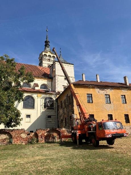 Lipník nad Bečvou, kostel sv. Františka – tesařské, klempířské a pokrývačské práce (pálená krytina) | Foto: Archiv STAVITELSTVÍ STŘECHY s. r. o. | Licence: Všechna práva vyhrazena
