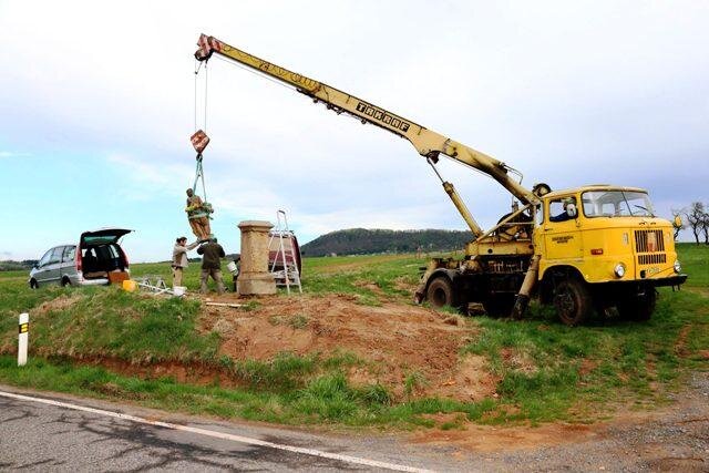 Někdy se naše práce neobejde bez použití těžké mechanizace | Spolek Žlutice 2000 – SOVa | Všechna práva vyhrazena