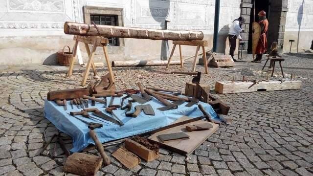 Zámek Brandýs nad Labem, ukázky tradičních řemesel a prezentace původního nářadí. | František Ungr – obnova staveb | Všechna práva vyhrazena