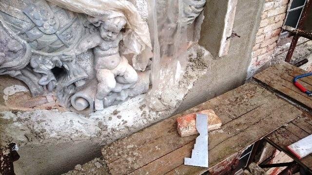 Restaurován byl i alianční znak majitele panství a jeho dvou manželek na fasádě pivovaru. | Modrá nadace | Všechna práva vyhrazena