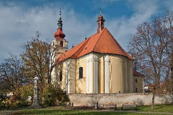Hulín, kostel sv. Václava a farní dvůr – tesařské, klempířské a pokrývačské práce pálenou krytinou | Foto: Archiv STAVITELSTVÍ STŘECHY s. r. o. | Licence: Všechna práva vyhrazena