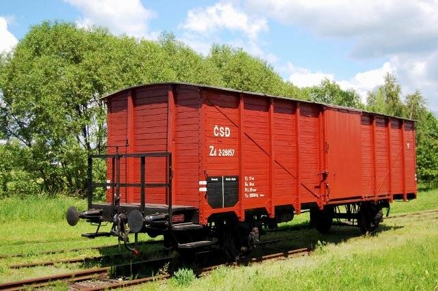 Krytý dvounápravový vůz s označením Zd 2-28157 byl vyroben někdy v období let 1900 až 1910. |  Kolej–klub, z.s. | Všechna práva vyhrazena