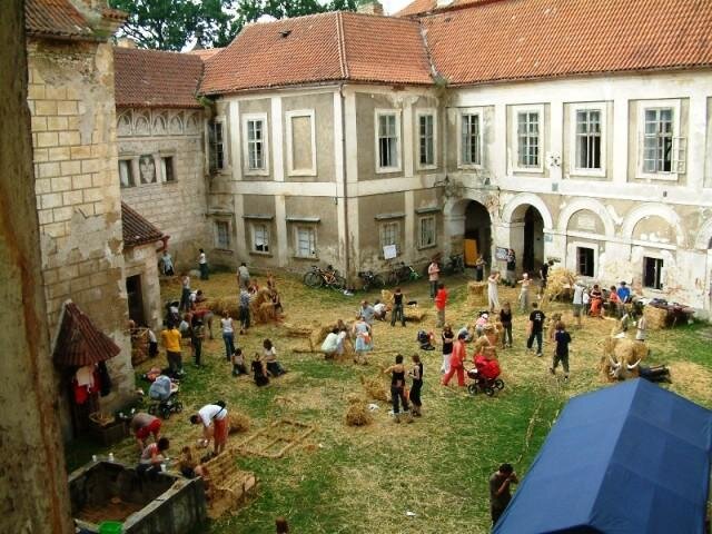 Slámování na zámku v Červené Řečici | Spolek na záchranu památek červenořečických | Všechna práva vyhrazena