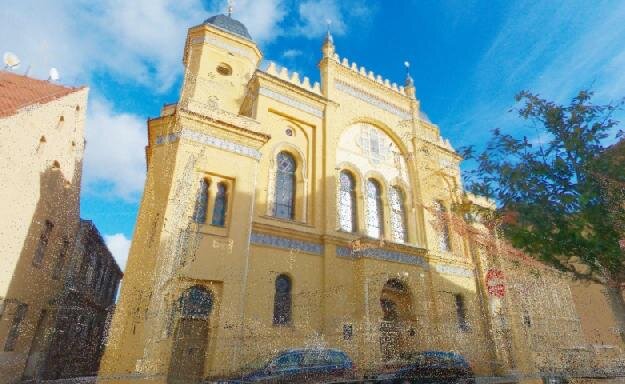 Mračno bodů s panoramatickým snímkem – 3D laserové zaměření fasády synagogy v Žatci