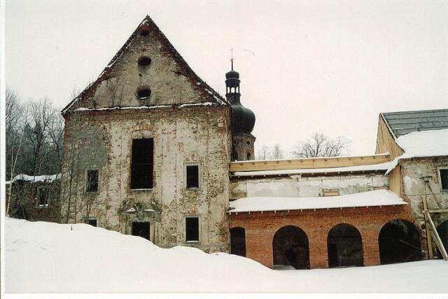 Pivoň - východní křídlo kláštera a kostel | Aurelius, občanské sdružení pivoňského kláštera | Všechna práva vyhrazena