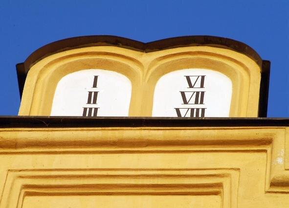 Mojžíšovy desky na střeše písecké synagogy-detail  | Jan Vávra - fotografické práce | Všechna práva vyhrazena