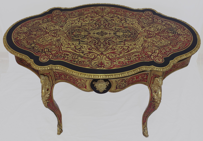 Psací stůl s marketerií z rohoviny a mosazi, 19. století | © David Raška, DiS.