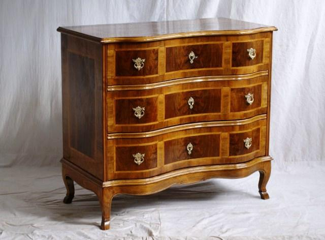 Prádelník se selakovou politurou pocatek 20. století po restaurování | David Raška, DiS. | Všechna práva vyhrazena