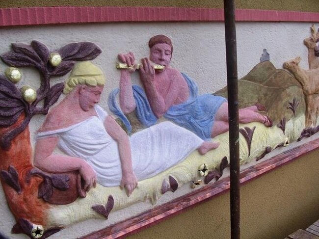 Oprava basreliéfu – modelace některých chybějících částí, barvení a zlacení na jižní straně fasády vily v Děčíně | © Daniel Kyler