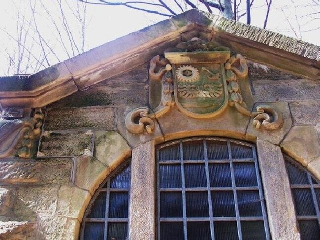 Oprava heraldiky na jednom ze sedmi vodojemů v Bělé u Děčína | © Daniel Kyler