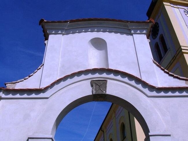 Celková rekonstrukce vstupního portálu u kostela sv. Martina v Markvarticích u Děčína | © Daniel Kyler