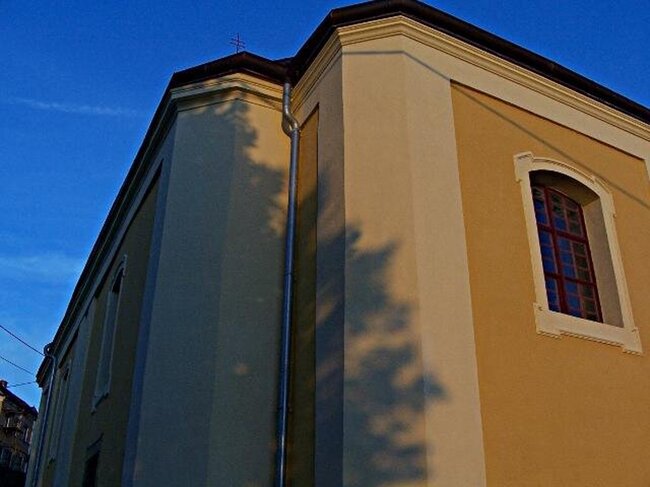 Nově zhotovená fasáda na kostele sv. Prokopa v Javorech u Děčína | © Daniel Kyler