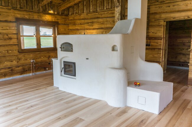 Kamny přes klapku vytápí i plotnu a troubu vlevo | © Archiv Jana Křivonožky