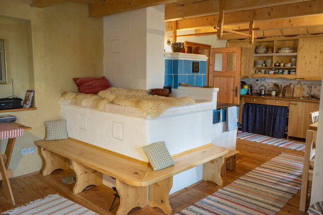 Těžká kamna s vložkou –⁠⁠⁠⁠⁠⁠ přikládání z chodby, hlavní zdroj tepla víkendového domu; tradiční kopanický modrý sporák z druhé strany | © Archiv Jana Křivonožky