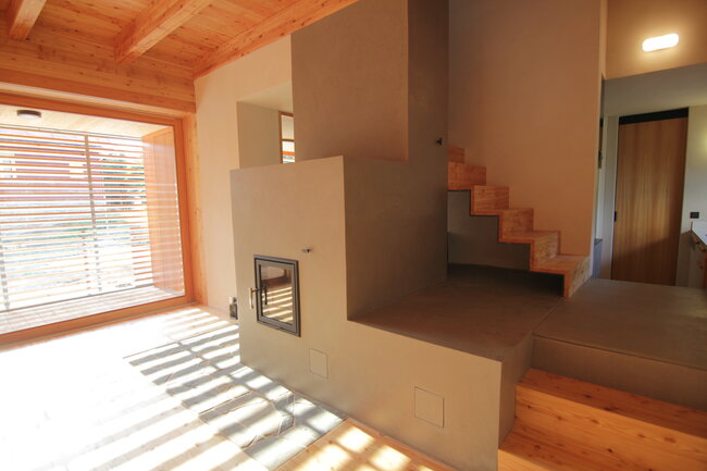 Modernější těžká kamna s ležením. Na povrchu speciélní otěruvzdorná stěrka PANDOMO | © Archiv Jana Křivonožky