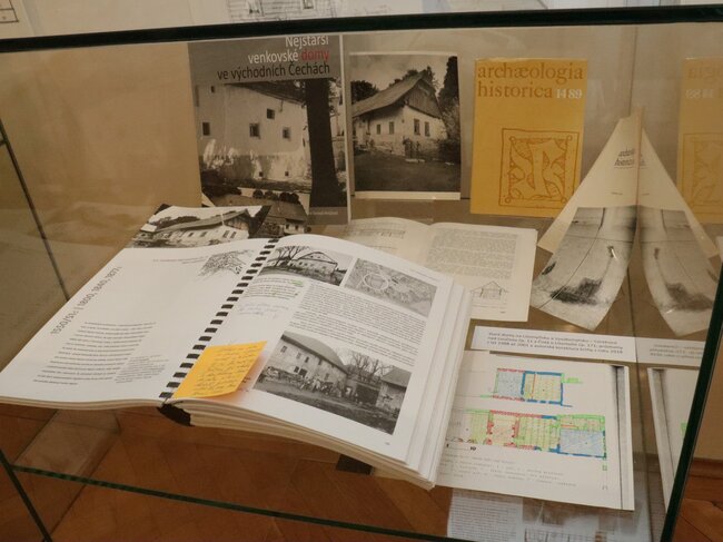 Dokumentace a publikace z průzkumů na Litomyšlsku a Vysokomýtsku prezentované na výstavě Historická architektury nejen lidová v Městském muzeu v Ústí nad Orlicí v roce 2026. | © Archiv Městského muzea v Ústí nad Orlicí