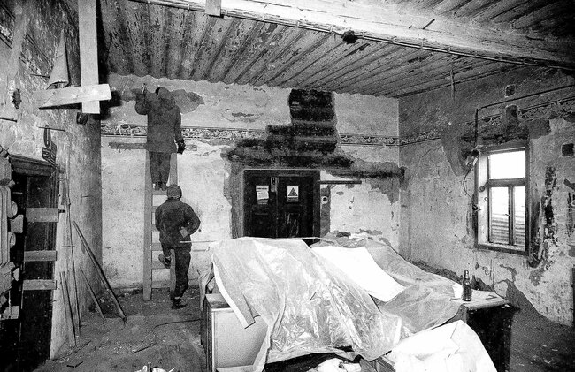 Průzkumy na Litomyšlsku a Vysokomýtsku: Stavebněhistorický průzkum domu čp. 2 ve Vračovicích - sondy na vstupní stěně obytné místnosti (L. Schenková a J. Bláha). | © Archiv SOVAMM, Jiří Škabrada
