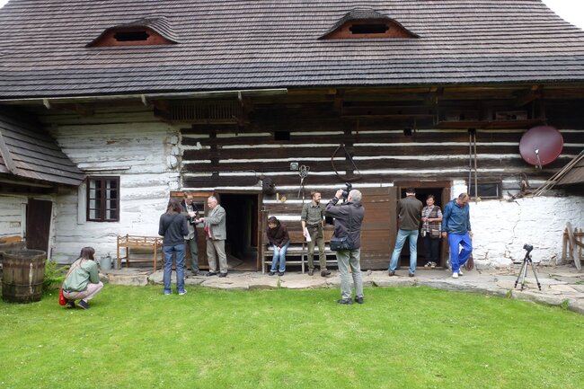 Účastníci odborné exkurze navazující na 22. sněm SOVAMM na dvoře usedlosti čp. 16 v Telecím (Polička). | © Archiv SOVAMM, Zuzana Syrová