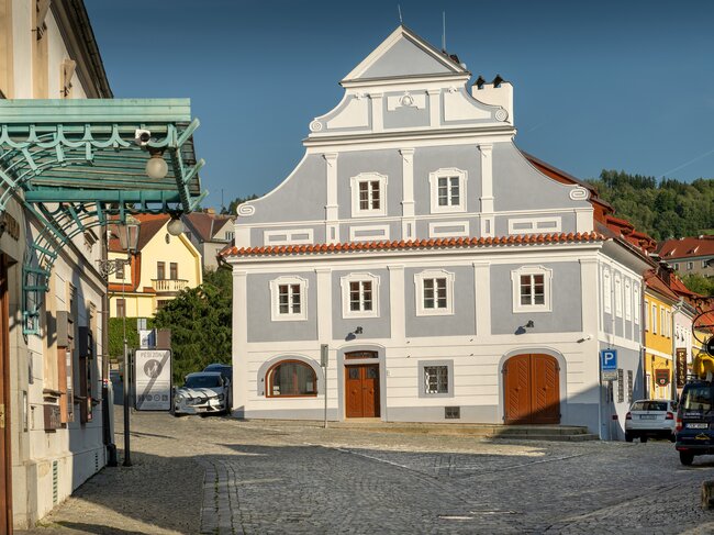 Český Krumlov, bývalá kovárna u Měského divadla – použitá hydroizolace Cemix Aquastop Hard 1911, sanační systém Cemix 2740–2743, vápenné omítky Cemix 2709, štuk Cemix 4410, vápenný nátěr Cemix 4811 | © Archiv LB Cemix, s.r.o.