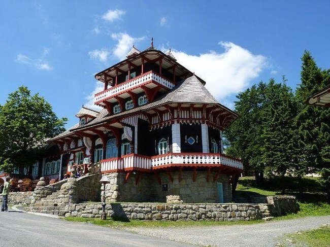 Při rekonstrukci chaty Libušín na Pustevnách se používá k ošetření roubení a krovů přípravek Bochemit QB Profi. | © Bjalek Michal – Wikimedia Commons CC BY–SA 3.0