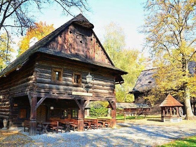 Ve Valašském muzeu v přírodě byl po horkovzdušné sanaci rožnovské radnice pro další prevenci použit Bochemit QB Profi. | © Bjalek Michal – Wikimedia Commons CC BY–SA 3.0