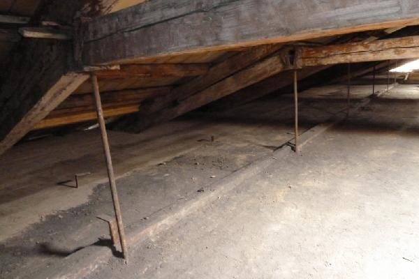 Železniční muzeum v Praze - připravovala se hliněná směs pro vyplnění původní podlahy | RIGI stavební společnost, s.r.o. | Všechna práva vyhrazena