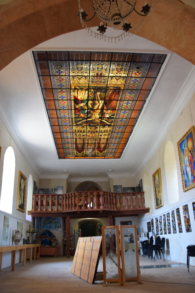 Libyně u Lubence, kostel sv. Jiljí – Interiér kostela s expozicí vitrážového a regionálního muzea z průběhu obnovy | © Archiv Jitky Kantové